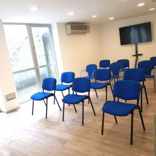 Amplia sala de proyeccciones con sillas