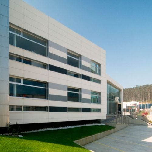 Lateral del exterior de la sede con zona ajajrdinada