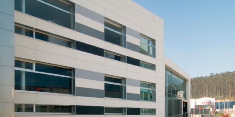 Lateral del exterior de la sede con zona ajajrdinada