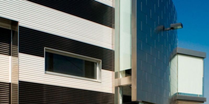 Lateral del exterior de la sede