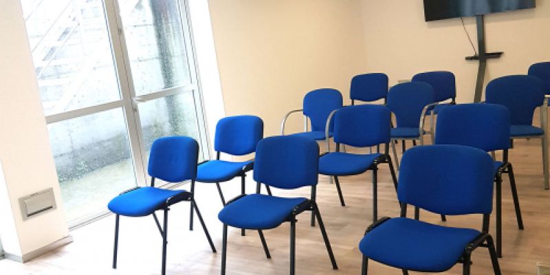 Amplia sala de proyeccciones con sillas