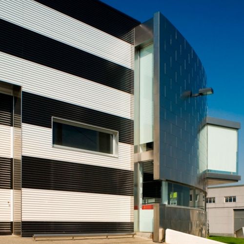 Lateral del exterior de la sede